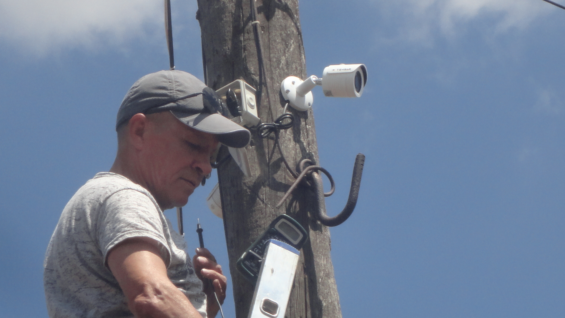 Installation einer Überwachungskamera auf einem Mast